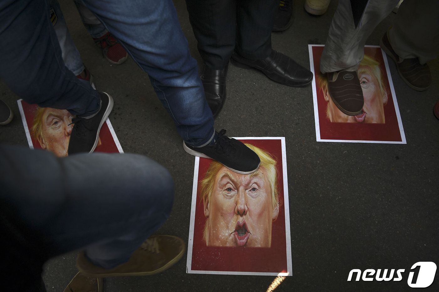 본문 이미지 - 12일(현지시간) 인도 뉴델리에서 가셈 솔레이마니 이란 혁명수비대 쿠드스군 사령관의 죽음에 항의하는 시위대들이 도널드 트럼프 미국 대통령의 사진을 밟고 있다. ⓒ AFP=뉴스1 ⓒ News1 우동명 기자