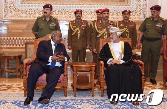[사진] 겔레 지부티 대통령 만나는 오만 새 술탄