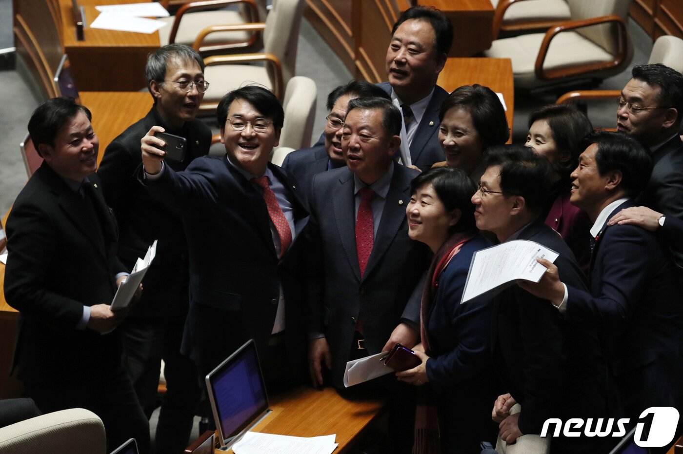 본문 이미지 - 박용진 더불어민주당 의원이 지난 1월13일 오후 서울 여의도 국회에서 열린 본회의에서 유치원 3법이 통과되자 유은혜 사회부총리 겸 교육부 장관, 이찬열 국회 교육위원장, 동료 의원들과 기념촬영을 하고 있다. ⓒ News1 박세연 기자