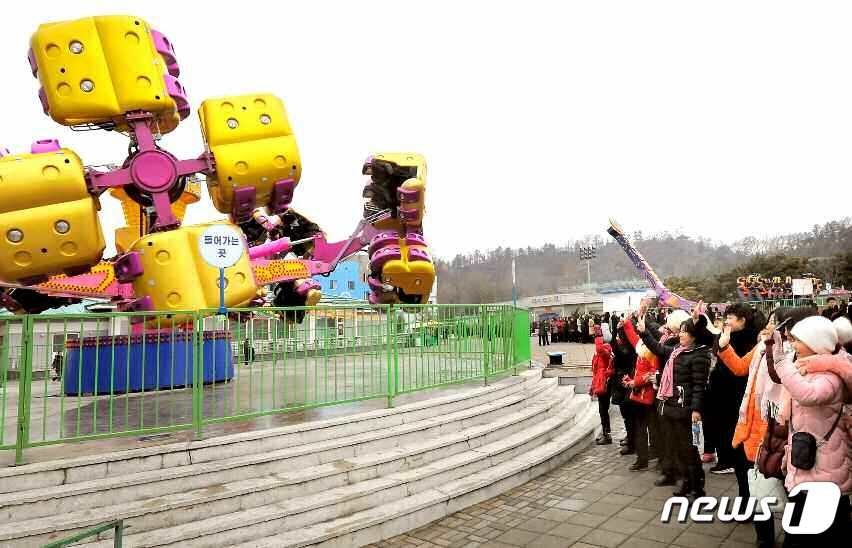 (평양 노동신문=뉴스1) = 북한 노동당 기관지 노동신문은 14일 "겨울방학을 즐겁게 보내는 청소년 학생들"이라면서 관련 사진을 공개했다. 신문은 "방학기간 곳곳에서 터져 나오는 …