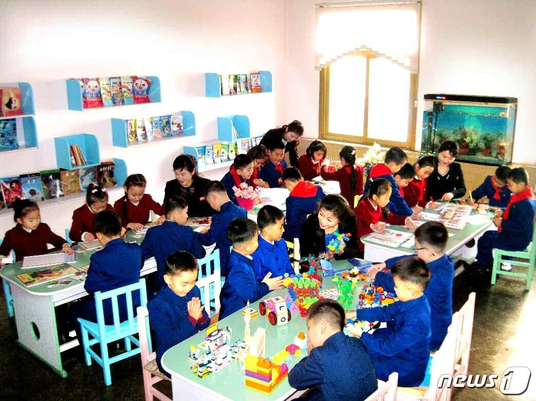본문 이미지 - (평양 노동신문=뉴스1) = 북한 노동당 기관지 노동신문은 14일 겨울방학을 맞이한 평양시 평천 구역 봉학소학교 어린이들의 사진을 공개했다. [국내에서만 사용가능. 재배포 금지. DB 금지. For Use Only in the Republic of Korea. Redistribution Prohibited] rodongphoto@news1.kr
