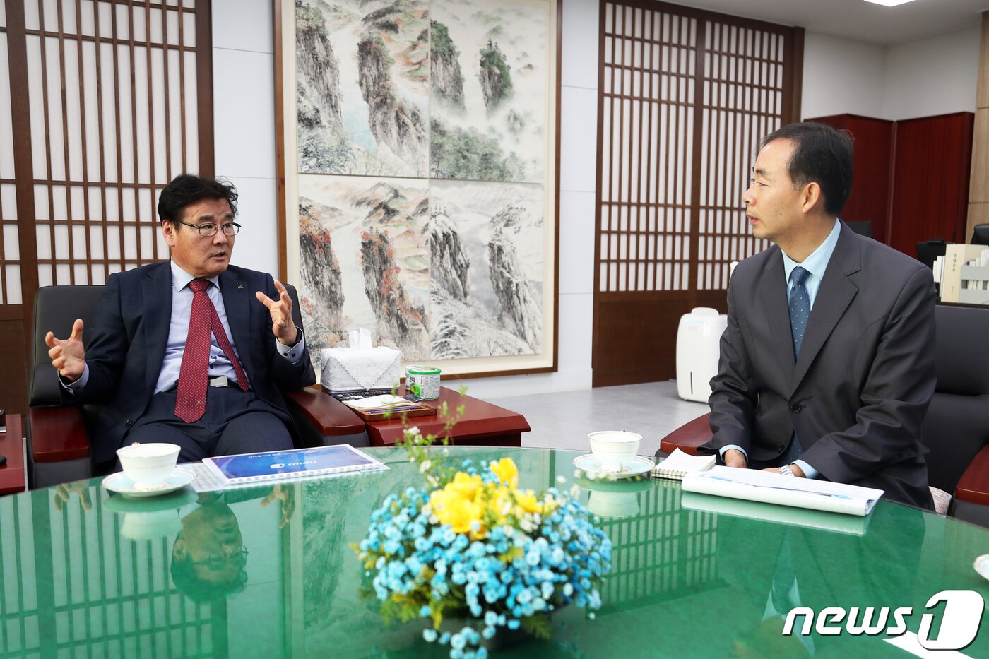 본문 이미지 - 새해 영월군 역점사업에 대해 설명하는 최명서 영월군수. ⓒ News1 
