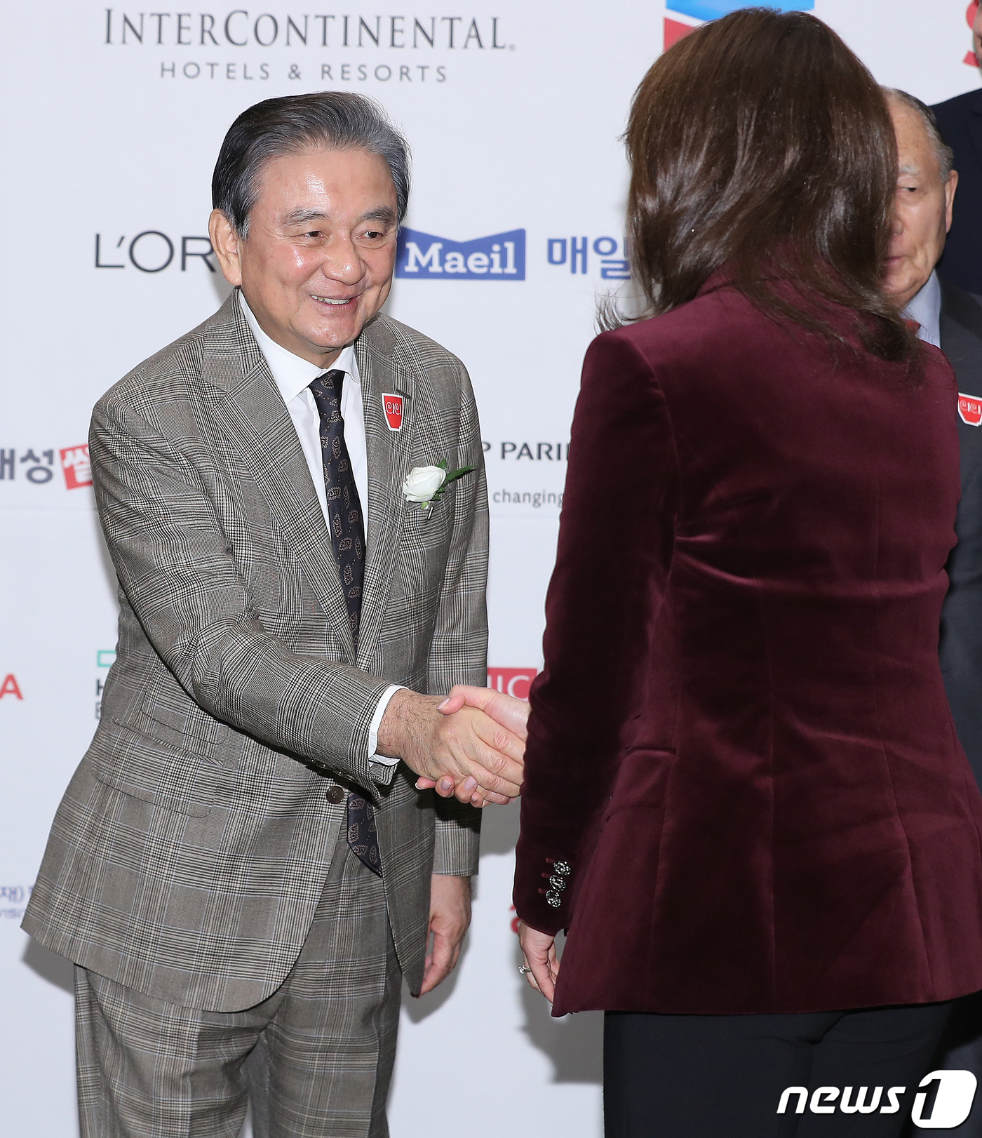 나윤선 재즈 보컬리스트와 인사하는 홍석현 회장 - 뉴스1