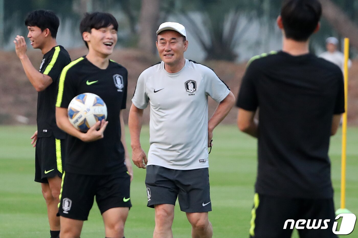 본문 이미지 - 김학범 대한민국 U-23 대표팀 감독이14일 오후&#40;현지시간&#41; 태국 방콕 탐마삿 대학교 축구장에서 &#39;2020 아시아축구연맹&#40;AFC&#41; U-23 챔피언십&#39; 우즈베키스탄과의 조별리그 3차전을 하루 앞두고 즐거운 분위기 속에서 선수들을 지도하고 있다. 2020.1.14/뉴스1 ⓒ News1 민경석 기자