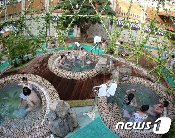 본문 이미지 - &#40;평양 노동신문=뉴스1&#41; = 북한 김정은 국무위원장의 역점 사업으로 건설된 양덕온천문화휴향지의 운영이 시작됐다고 노동당 기관지 노동신문이 15일 보도했다.  [국내에서만 사용가능. 재배포 금지. DB 금지. For Use Only in the Republic of Korea. Redistribution Prohibited] rodongphoto@news1.kr