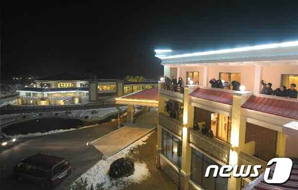 본문 이미지 - &#40;평양 노동신문=뉴스1&#41; = 북한 노동당 기관지 노동신문은 15일 3면 &#39;사회주의 문명의 별천지에 넘치는 인민의 행복&#39;이라는 기사를 싣고 양덕온천문화휴양지의 운영이 시작됐다고 밝혔다.  [국내에서만 사용가능. 재배포 금지. DB 금지. For Use Only in the Republic of Korea. Redistribution Prohibited] rodongphoto@news1.kr