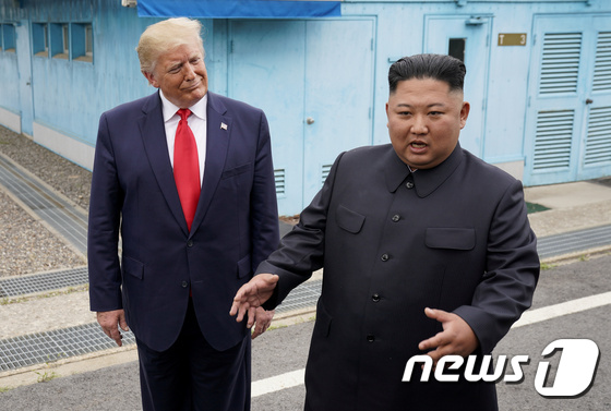 도널드 트럼프 미국 대통령(왼쪽)과 김정은 북한 국무위원장이 작년 6월30일 판문점에서 만나 대화하고 있다. © 로이터=뉴스1