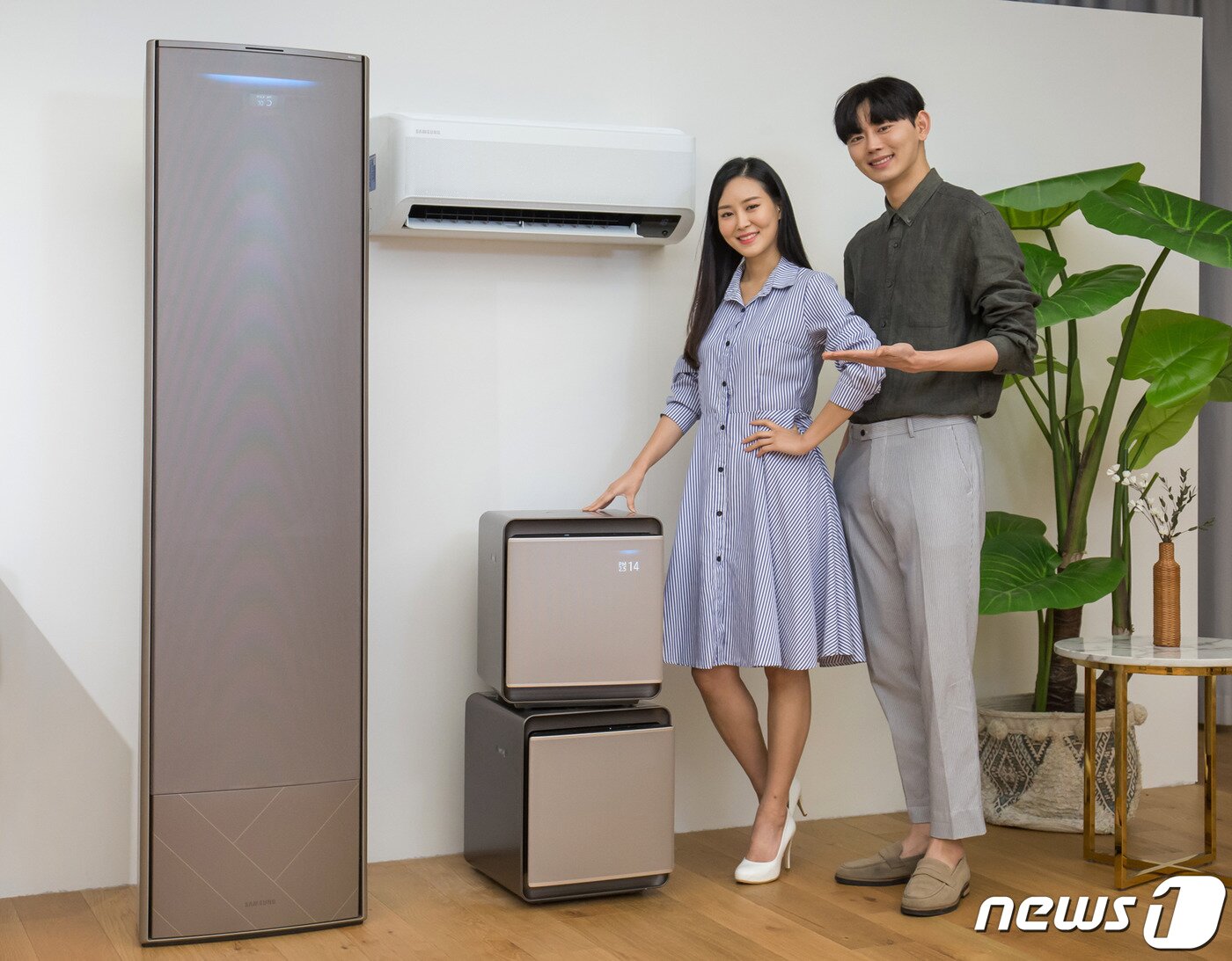 본문 이미지 - 삼성전자 모델들이 2020년형 '무풍에어컨'과 공기청정기 '무풍큐브'를 소개하고 있다.(삼성전자 사진제공)ⓒ 뉴스1