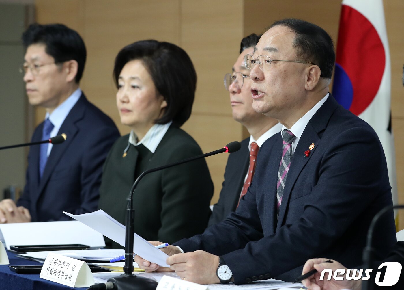 본문 이미지 - 홍남기 경제부총리 겸 기획재정부 장관이 15일 오전 서울 종로구 정부서울청사 브리핑룸에서 열린 2019년 고용동향 및 향후 정책방향 관련 합동브리핑에서 주요내용을 발표하고 있다. 2020.1.15/뉴스1 ⓒ News1 이동해 기자