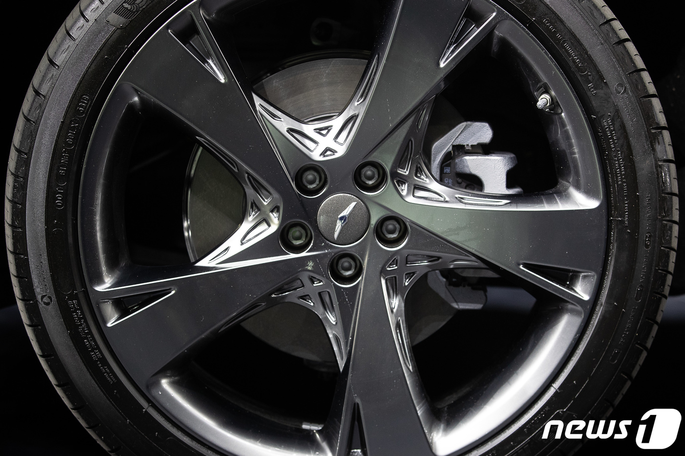 (고양=뉴스1) 유승관 기자 = 제네시스 브랜드 첫 번째 스포츠유틸리티차(SUV) GV80이 15일 경기 고양시 일산 킨텍스에서 열린 신차발표회에서 공개되고 있다. 사진은 GV80 …