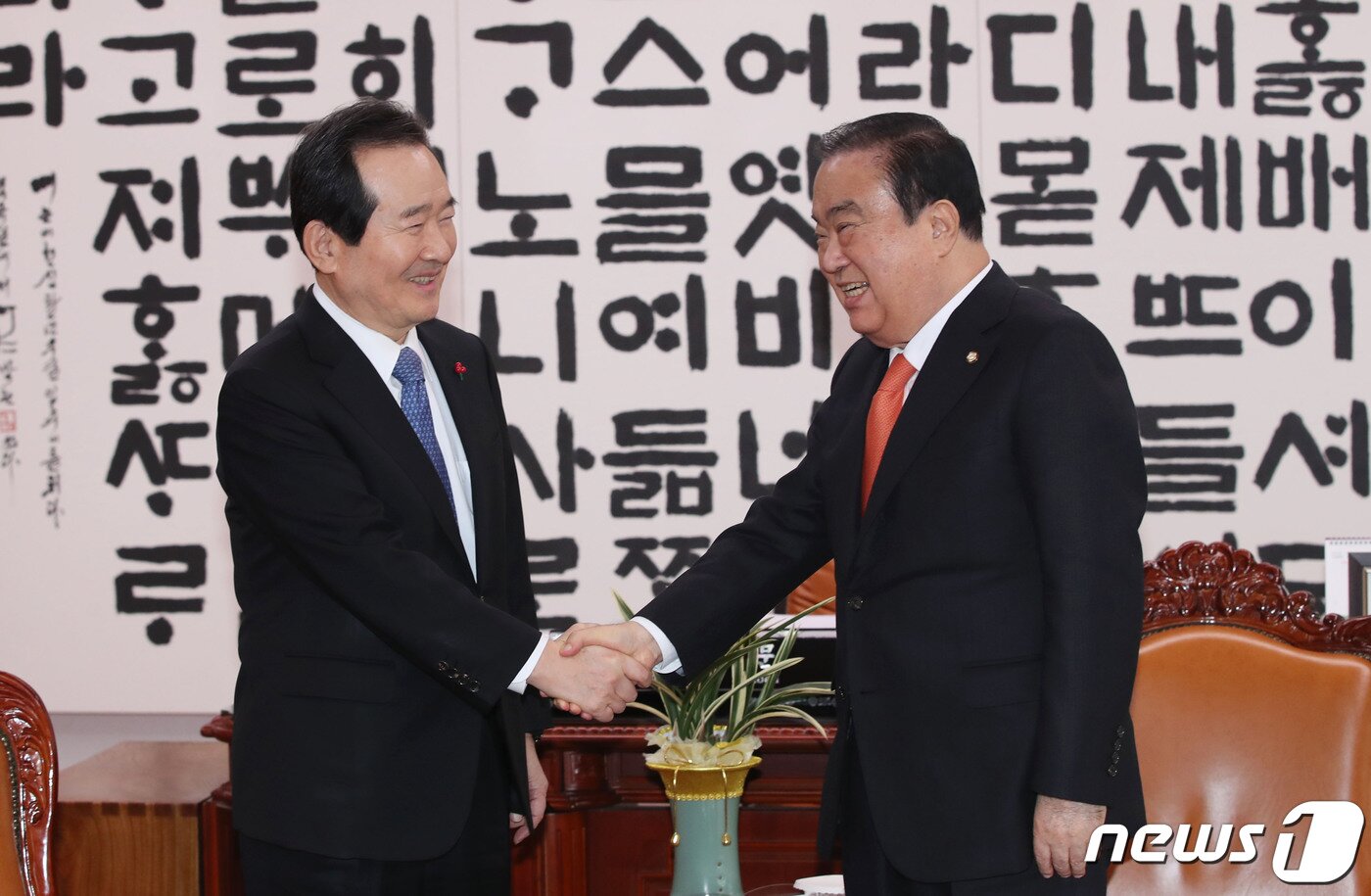 본문 이미지 - 정세균 국무총리(왼쪽)가 15일 오후 서울 여의도 국회에서 문희상 국회의장을 예방해 악수하고 있다. 2020.1.15/뉴스1 ⓒ News1 박세연 기자