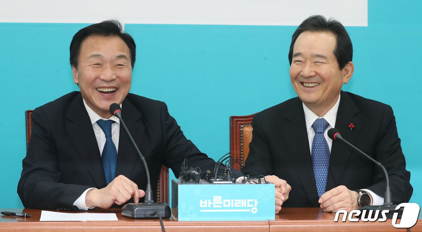본문 이미지 - 정세균 국무총리가 15일 오후 서울 여의도 국회에서 손학규 바른미래당 대표를 예방해 환담을 나누고 있다. 2020.1.15/뉴스1 ⓒ News1 임세영 기자
