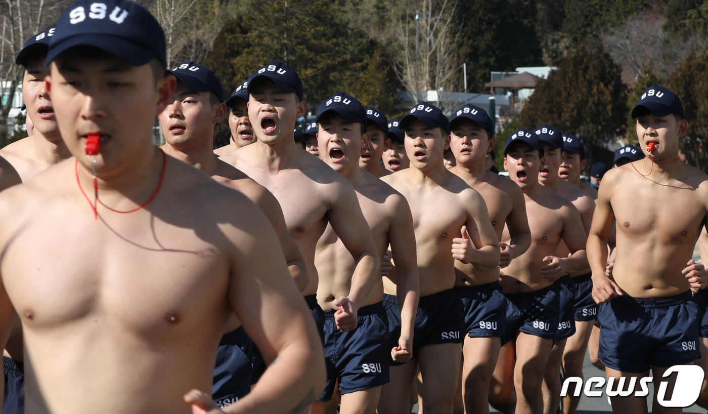 (창원=뉴스1) 여주연 기자 = 해군 특수부대 심해잠수사(SSU)가 15일 오후 경남 창원시 진해구 진해만에서 맨몸 구보를 하고 있다. 2020.1.15/뉴스1