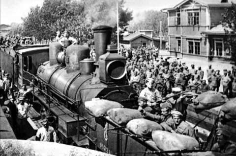 본문 이미지 - 체코군을 태운 열차가 시베리아의 한 역에서 정차하고 있다. 주한체코대사관 제공