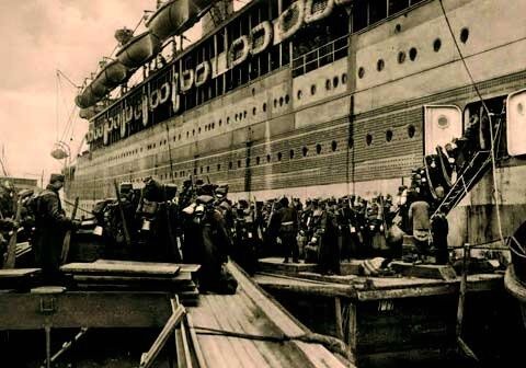 본문 이미지 - 블라디보스토크 항에서 유럽행 선박에 승선하는 체코군 병사들. 주한체코대사관 제공