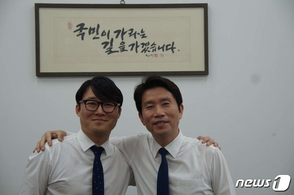 본문 이미지 - 오상택 이인영 민주당 원내대표 정무특별보좌관&#40;왼쪽&#41;과 이인영 민주당 원내대표. &#40;오상택 예비후보 제공&#41;ⓒ 뉴스1