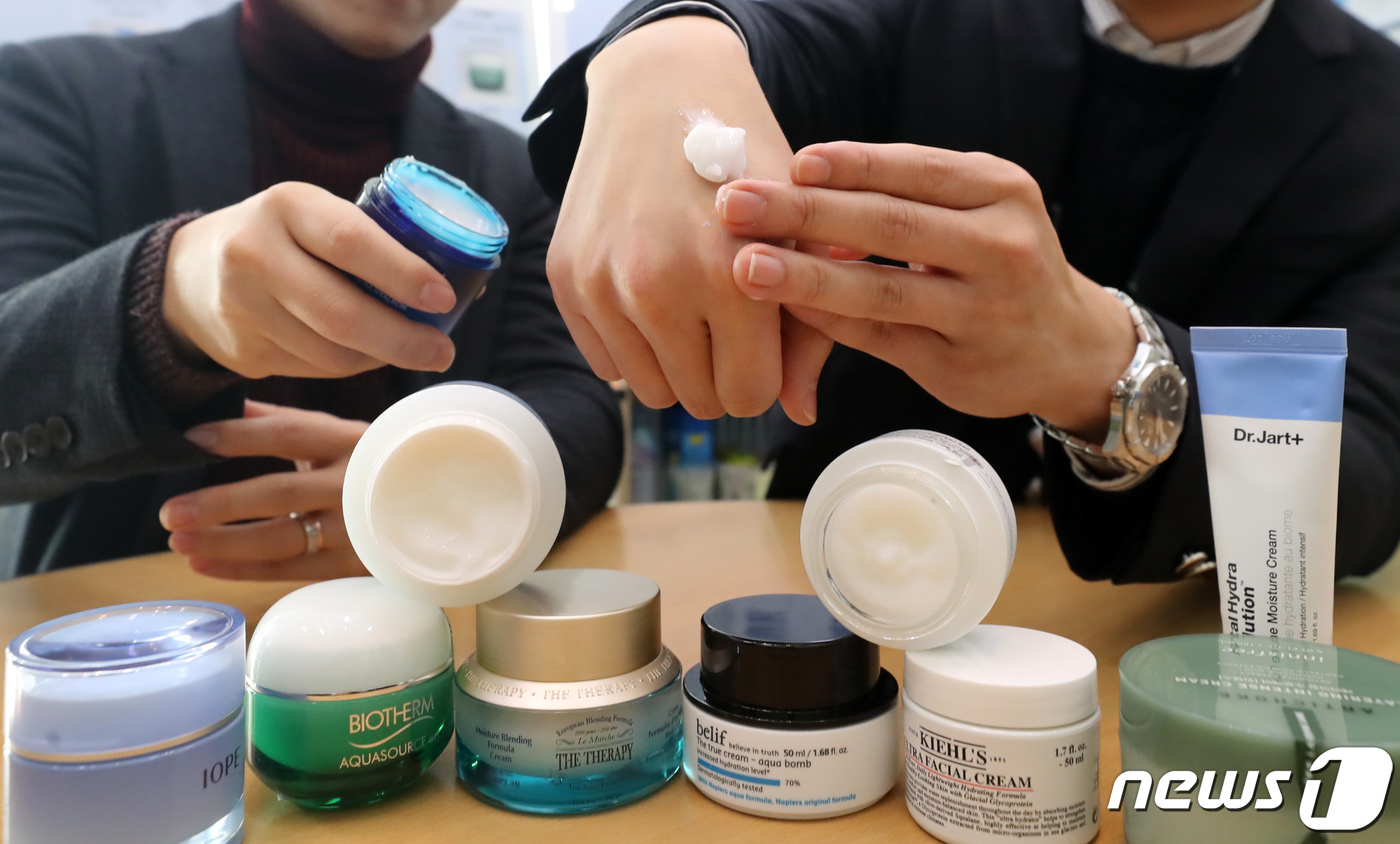 (세종=뉴스1) 장수영 기자 = 한국소비자원 직원들이 16일 정부세종청사 공정거래위원회 기자실에서 수분크림 가격·품질 비교정보 브리핑을 갖고 시험대상 제품을 공개하고 있다. 소비자 …