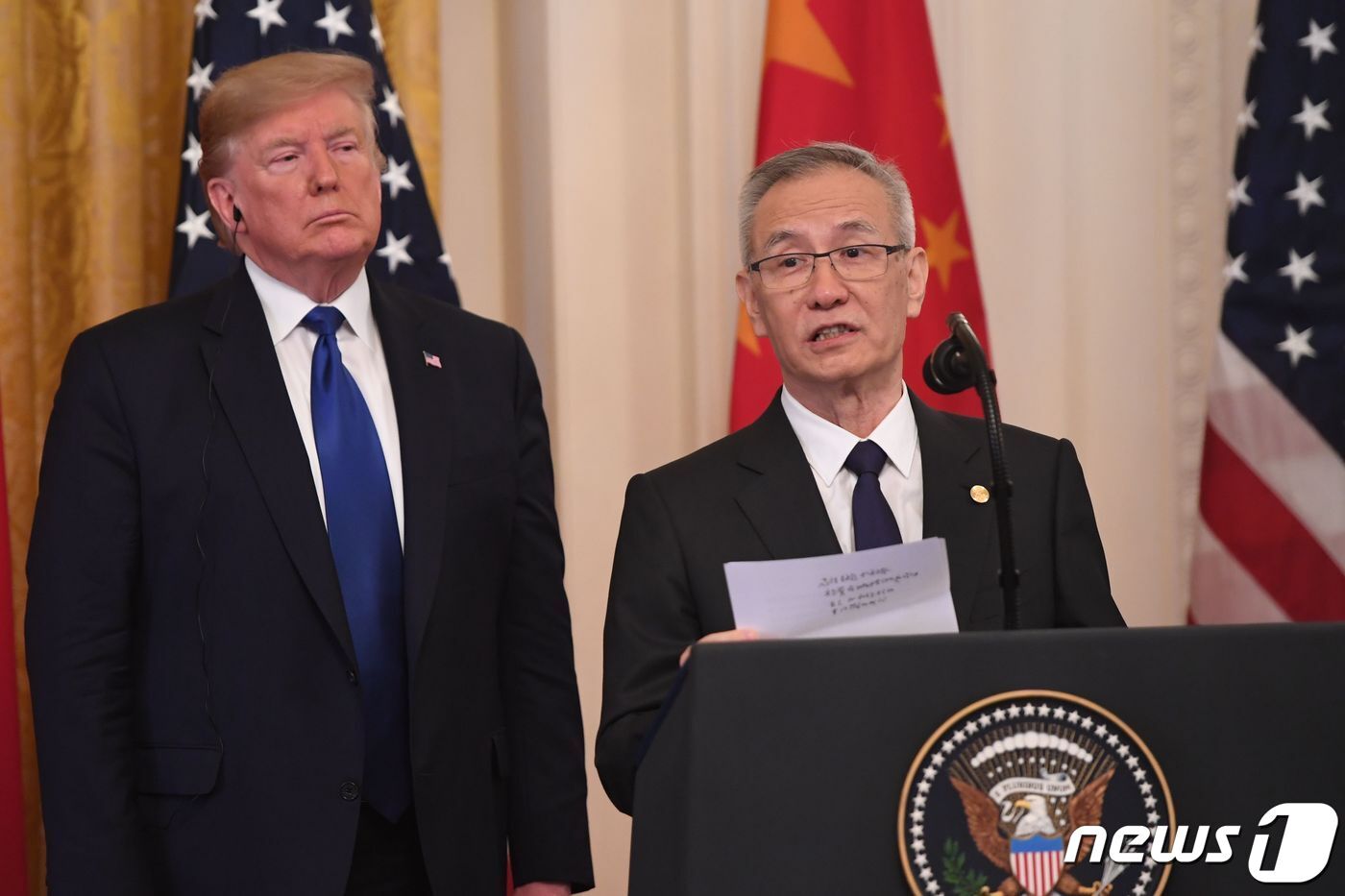 본문 이미지 - 류허 중국 부총리가 워싱턴 백악관에서 열린 도널드 트럼프 미국 대통령과의 미중 1단계 무역 합의 서명식 기자회견서 발언을 하고 있다. ⓒ AFP=뉴스1 ⓒ News1 우동명 기자