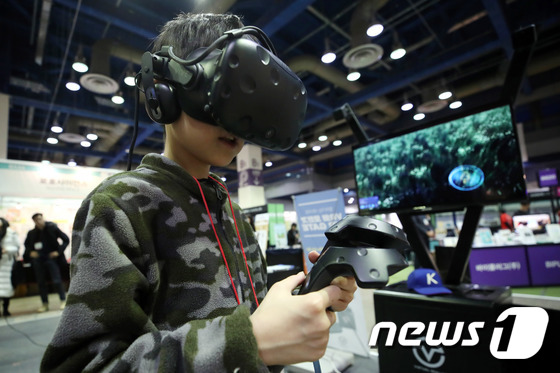 제17회 대한민국 교육박람회를 찾은 어린이가 VR을 이용한 힐링 프로그램을 체험하고 있다. © News1 이광호 기자
