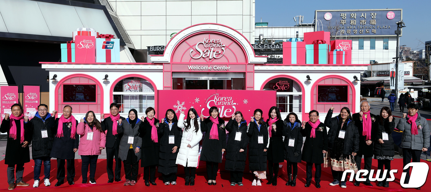 (서울=뉴스1) 박정호 기자 = 16일 오전 서울 중구 을지로 동대문 두타몰 광장 코리아그랜드세일 웰컴센터에서 열린 외국인 대상 쇼핑문화관광축제 '2020 코리아 그랜드 세일(Ko …