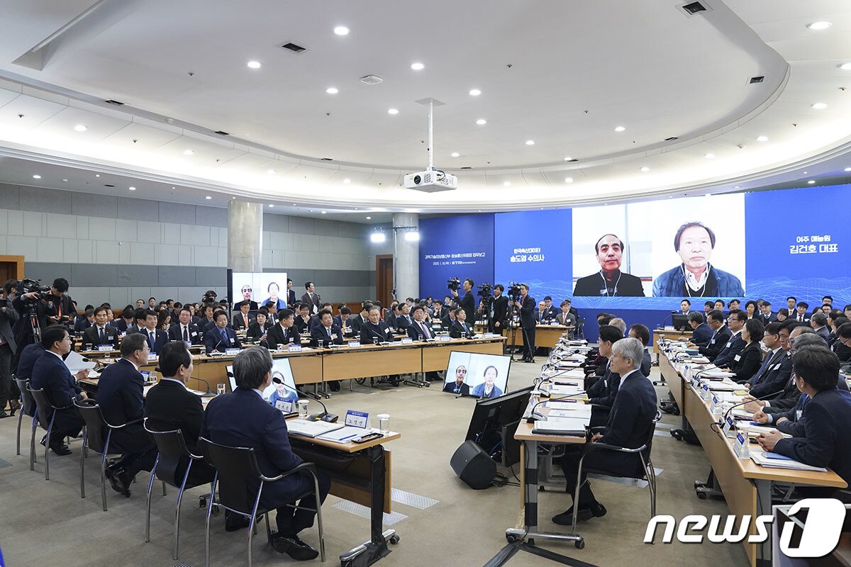 본문 이미지 - 문재인 대통령이 16일 대전 한국전자통신연구원에서 열린 과학기술정보통신부·방송통신위원회 부처 업무보고에서 인공지능 기술을 활용한 가축전염병 처리 시연을 본 후 수의사, 농장주 등과 화상으로 대화하고 있다. (청와대 제공) 2020.1.16/뉴스1