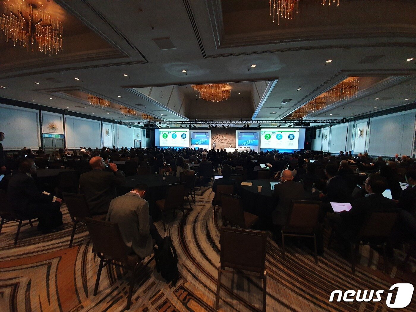 본문 이미지 - 서정진 셀트리온그룹 회장이 15일(현지시간) 미국 샌프란시스코 웨스틴 세인트프란시스호텔에서 열린 'JP모건 헬스케어 콘퍼런스'에서 '2030 비전 로드맵'을 주제로 발표를 하고 있다. ⓒ 뉴스1