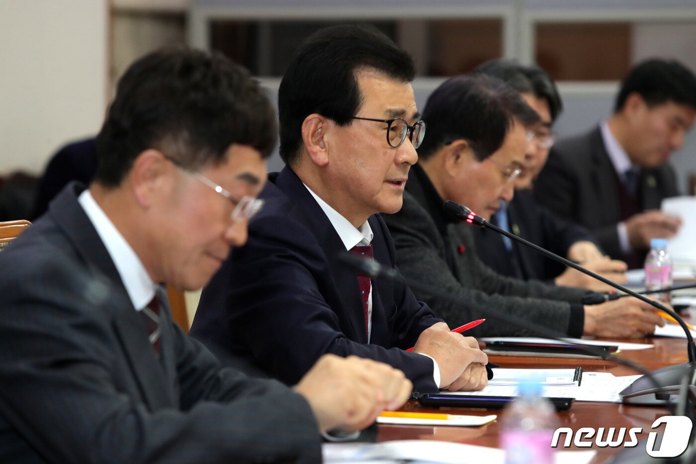본문 이미지 - 이시종 충북지사가 다목적 방사광가속기 청주 오창 유치를 논의하는 회의에서 발언하고 있다. /2020.1.16/ (충북도 제공) ⓒ 뉴스1