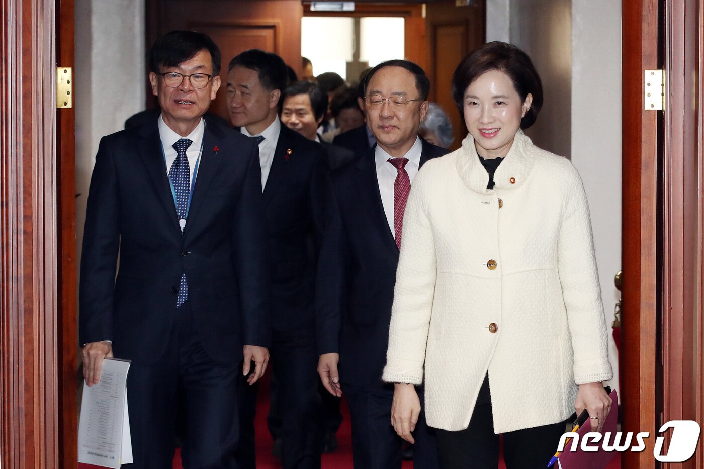 본문 이미지 - 유은혜 사회부총리와 홍남기 경제부총리, 김상조 청와대 정책실장 등이 지난해 1월 서울 세종로 정부서울청사에서 열린 제1차 포용국가 실현을 위한 사회관계장관회의에 참석하고 있다.2020.1.17/뉴스1 ⓒ News1 이광호 기자