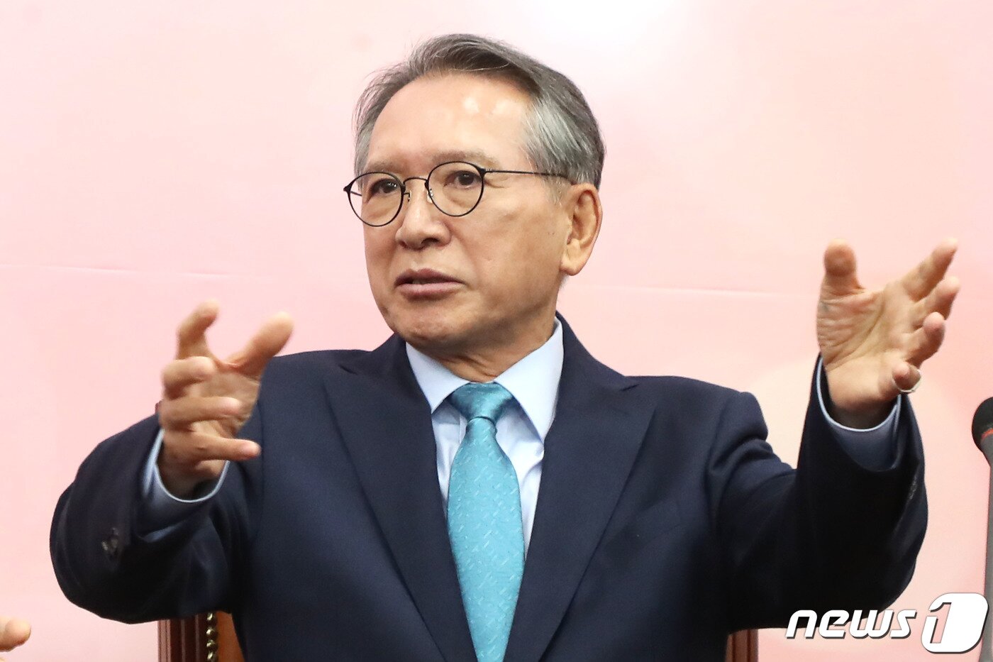 본문 이미지 - 김형오 공천관리위원회 위원장이 17일 오전 서울 여의도 국회에서 황교안 자유한국당 대표와 회동을 갖고 발언하고 있다. 2020.1.17/뉴스1 ⓒ News1 임세영 기자