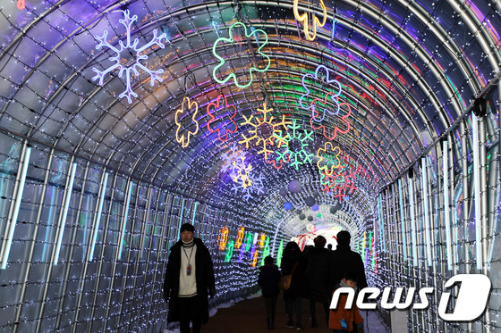 대관령눈꽃축제의 화려한 조명 터널