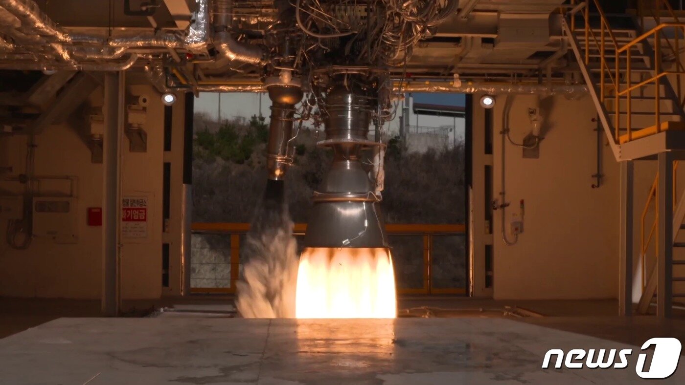 본문 이미지 - 과학기술정보통신부와 한국항공우주연구원이 지난 15일 전남 고흥군 나로우주센터에서 국내 연구진들에 의해 순수 우리 기술로 개발 중인 한국형발사체 ‘누리호’의 개발 현장을 공개했다. 국내 기술로 독자 개발 중인 누리호는 1.5톤급의 인공위성을 지구 저궤도(600~800㎞)에 투입할 수 있는 3단형 우주발사체로, 내년 2월과 10월 두 차례 발사 예정이다. 사진은 누리호 75톤급 엔진 연소시험 모습. (한국항공우주연구원 제공) 2020.1.19/뉴스1
