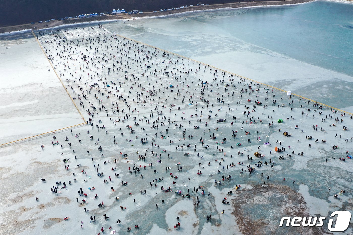 본문 이미지 - 강원 인제군 빙어호 일원에서 방문객들이 빙어낚시를 하며 즐거운 시간을 보내고 있다. &#40;자료사진&#41;/뉴스1 DB