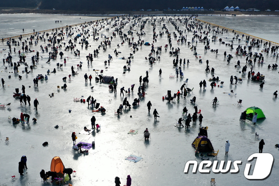 제20회 빙어축제 개막···낚시 즐기는 방문객들