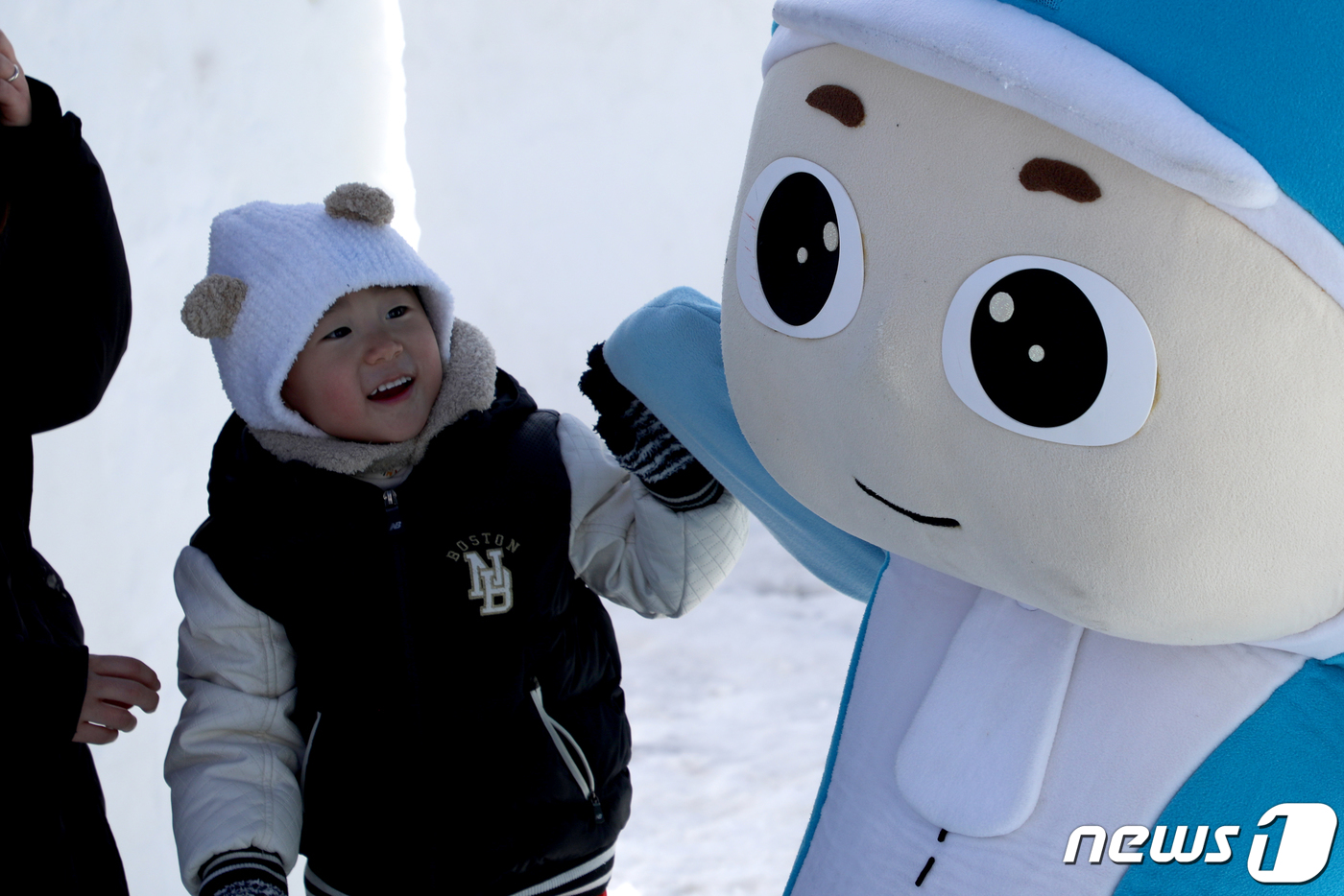 (인제=뉴스1) 김경석 기자 = 20회를 맞이한 인제빙어축제 개막 첫날인 18일 오후 축제장에서 가족단위 방문객들이 즐거운 시간을 보내고 있다.2020.1.18/뉴스1