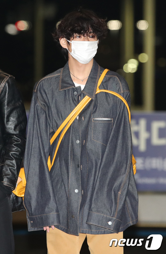 방탄소년단 뷔, 공항 패션은 루즈핏 의상에 노랑색 가방