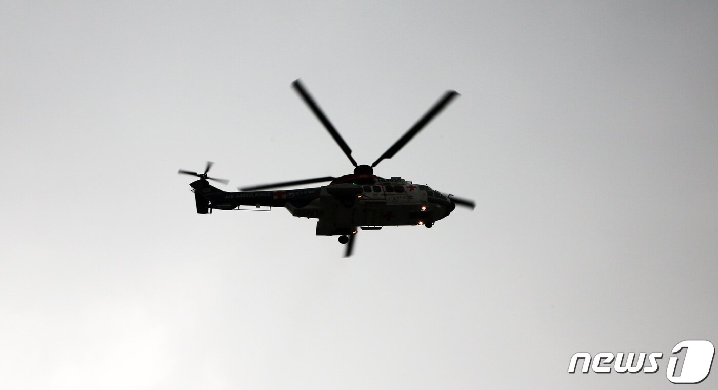 본문 이미지 - 19일 오후 경기도 수원시 아주대학교 병원에 시험 비행을 하는 닥터헬기가 착륙하고 있다. 현재 경기남부권역외상센터에서 운영될 닥터헬기는 경남 사천비행장에서 점검을 마치고 수원비행장에 있는 것으로 파악됐으며 경기도는 오는 20일 야간 훈련 비행 후 운행 전반에 대해 문제가 없다고 판단될 때 21일 오전부터 정식으로 운항을 재개한다고 밝혔다. 2020.1.19/뉴스1 ⓒ News1 조태형 기자