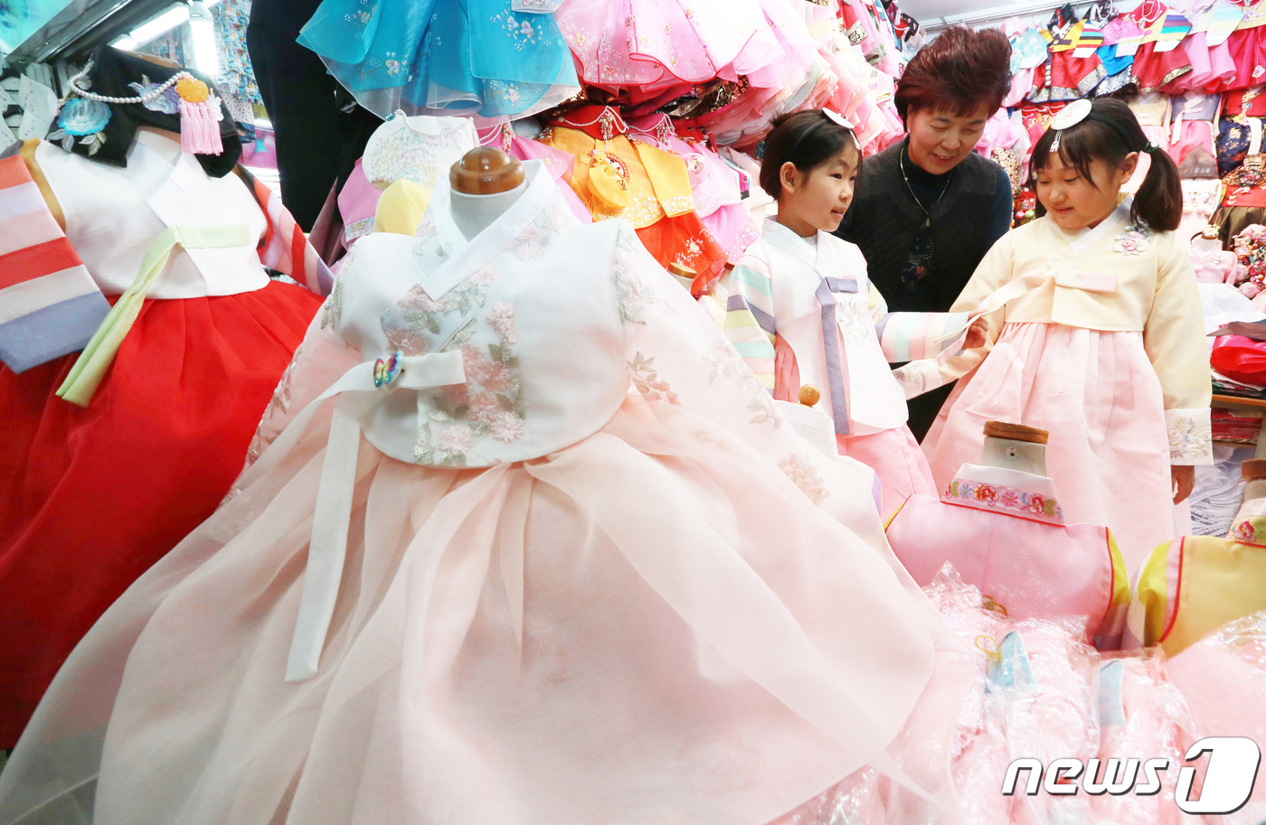 (수원=뉴스1) 조태형 기자 = 민족대명절 설을 엿새 앞둔 19일 오후 경기도 수원 영동시장에서 어린이들이 설빔을 입어보며 즐거워하고 있다. 2020.1.19/뉴스1