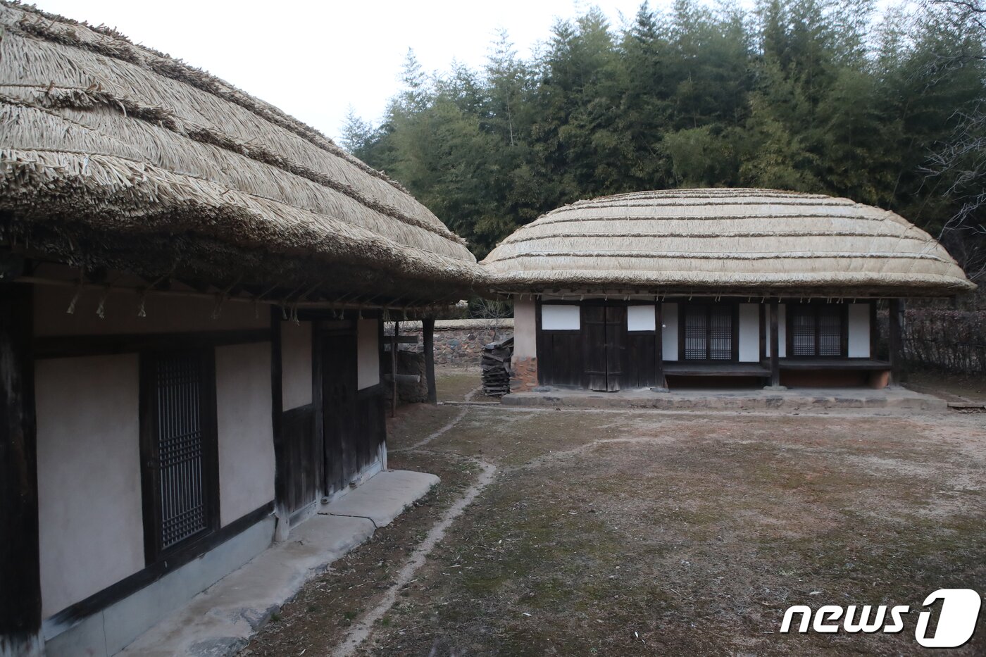 본문 이미지 - 19일 오후 울산시 울주군 삼동면 대암댐 옆에 위치한 신격호 롯데그룹 명예회장의 복원된 생가 모습. 신격호 명예회장은 1969년 대암호 건설로 생가가 수몰될 위기에 처하자 300m 정도 떨어진 곳에 예전 모습 그대로 생가를 복원했다. 2020.1.19/뉴스1 ⓒ News1 윤일지 기자