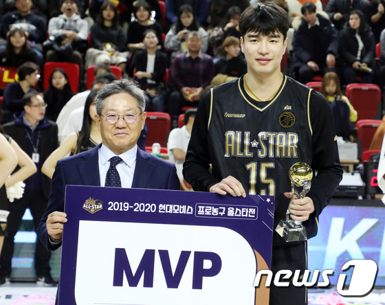 '2019-20 현대모비스 KBL 올스타전' MVP를 수상한 김종규. /뉴스1 © News1 황기선 기자