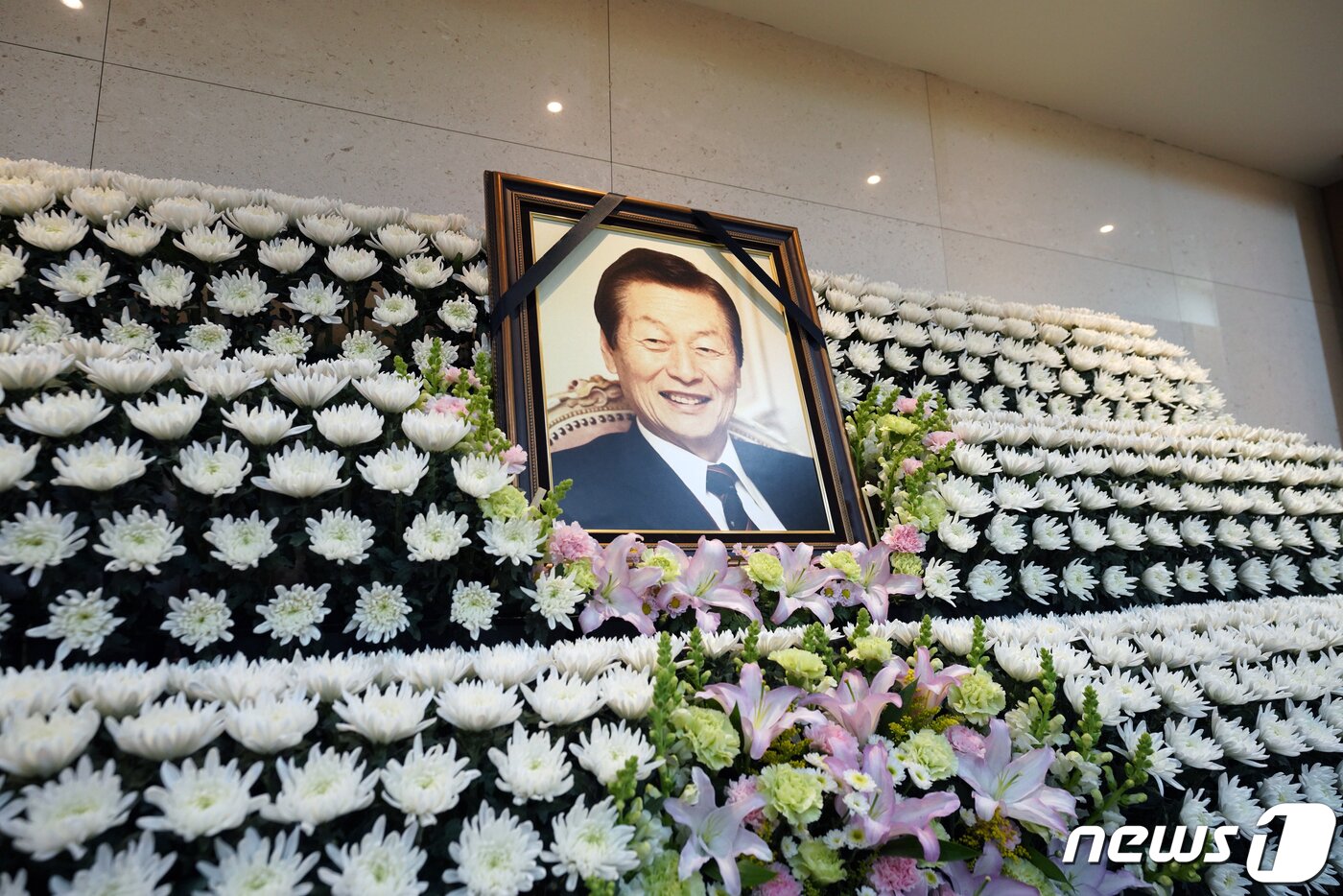 본문 이미지 - 롯데그룹 창업주 신격호 명예회장의 빈소. 신 명예회장은 서울 아산병원에 입원 중 전날 병세가 급격히 악화했으며 지난 1월 19일 오후 4시 29분쯤 신동빈 롯데 회장 등 가족들이 지켜보는 가운데 세상을 떠났다. 향년 99세. (롯데그룹 제공) 2020.1.19/뉴스1 ⓒ News1 구윤성 기자