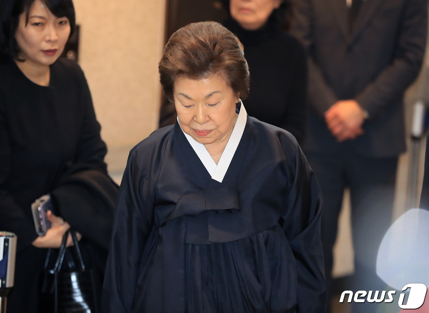 (서울=뉴스1) 구윤성 기자 = 롯데그룹 창업주 신격호 명예회장의 부인 시게미쓰 하츠코 여사가 19일 오후 서울 송파구 서울아산병원에 마련된 신격호 명예회장의 빈소에 들어서고 있다 …