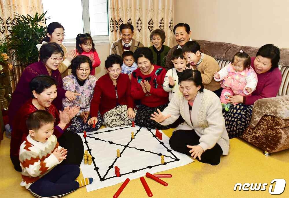 본문 이미지 - (평양 노동신문=뉴스1) = 북한 노동당 기관지 노동신문은 2일 6면 사진 기사 '흥겨운 민속놀이로 명절을 즐겁게 보내고 있다(대성구역 룡흥1동 48인민반에서)'를 게재했다. 사진은 북한 주민들이 윷놀이를 하고 있는 모습. [국내에서만 사용가능. 재배포 금지. DB 금지. For Use Only in the Republic of Korea. Redistribution Prohibited] rodongphoto@news1.kr