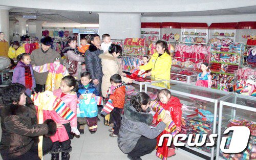 본문 이미지 - 새해명절분위기로 흥성이는 평양(선전매체 메아리)ⓒ 뉴스1