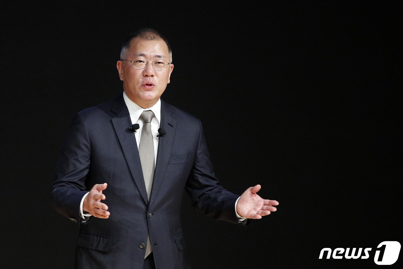 본문 이미지 - 정의선 현대자동차그룹 수석부회장이 지난 2일 오전 서울 양재동 현대차 본사에서 열린 시무식에서 신년사를 하고 있다. 2020.1.2/뉴스1 ⓒ News1 안은나 기자