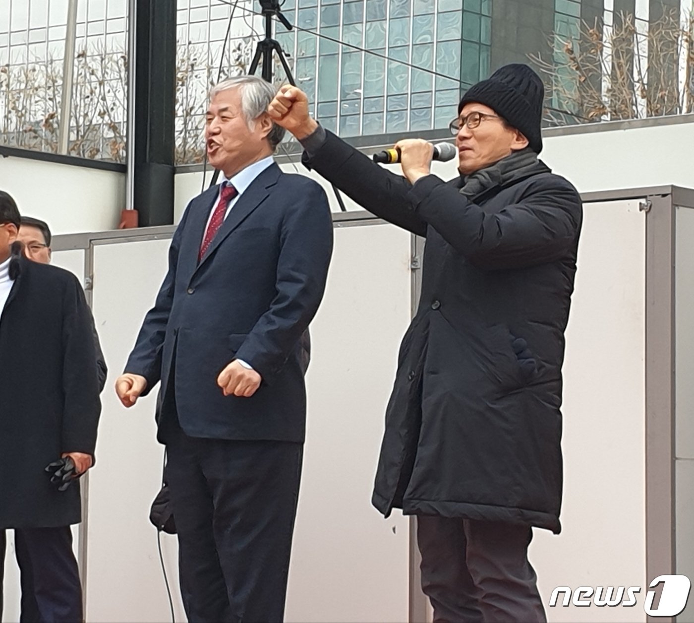 본문 이미지 - 청와대 앞에서 불법집회를 주도한 혐의를 받는 '문재인 하야 범국민투쟁본부'(범투본) 총괄대표 전광훈 목사(한국기독교총연합회 대표회장)가 2일 오전 구속 전 피의자심문(영장실질심사) 출석을 하기 전 서울 서초구 서초동 서울중앙지법 앞에서 김문수 전 경기도지사와 함께 기독교 단체 회원과 자유연대 등 보수 계열 지지자에게 무대 인사를 하고 있다. 2020.1.2/뉴스1 ⓒ News1 황덕현 기자