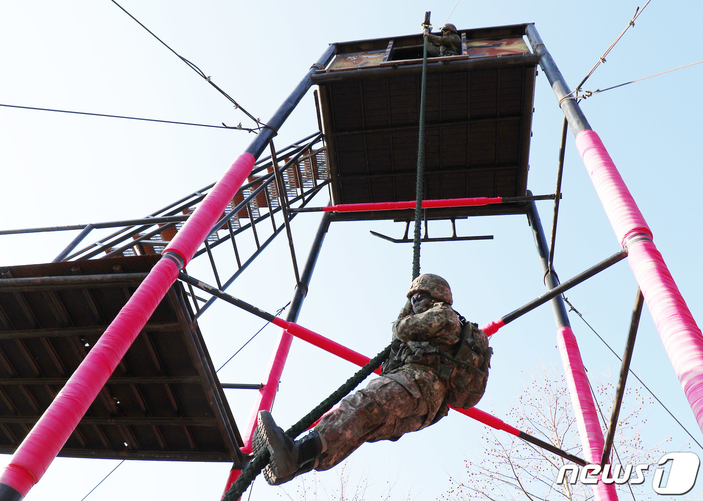 (양양=뉴스1) 고재교 기자 = 2일 강원도 양양군 8군단 헬기레펠장에서 8특공대대 장병들이 헬기로프하강에 앞서 모형탑 훈련을 하고 있다. 2020.1.2/뉴스1