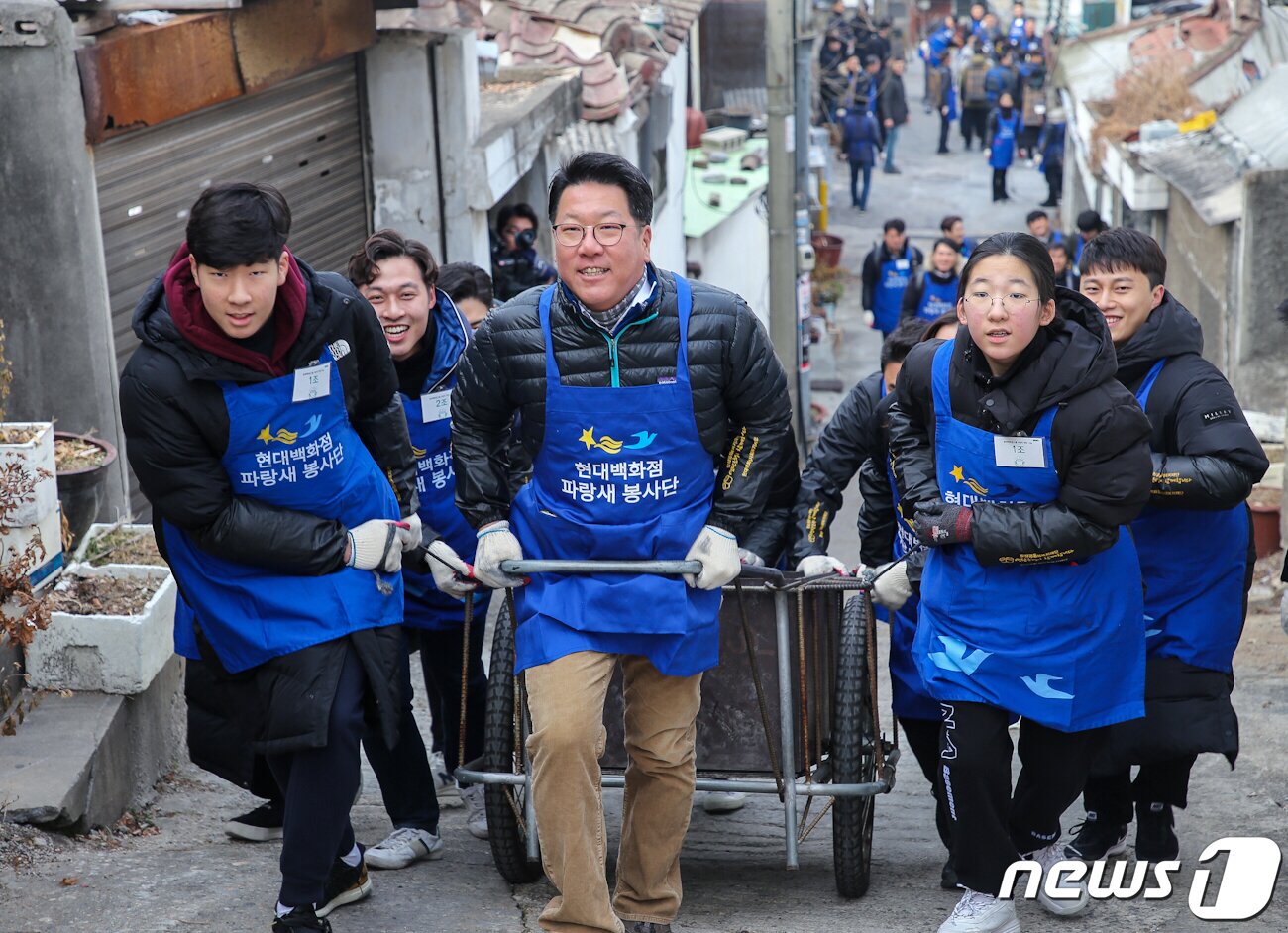 본문 이미지 - 정지선 현대백화점그룹 회장과 임직원 및 고객 봉사단이 연탄 나눔 봉사를 하고 있다. /뉴스1