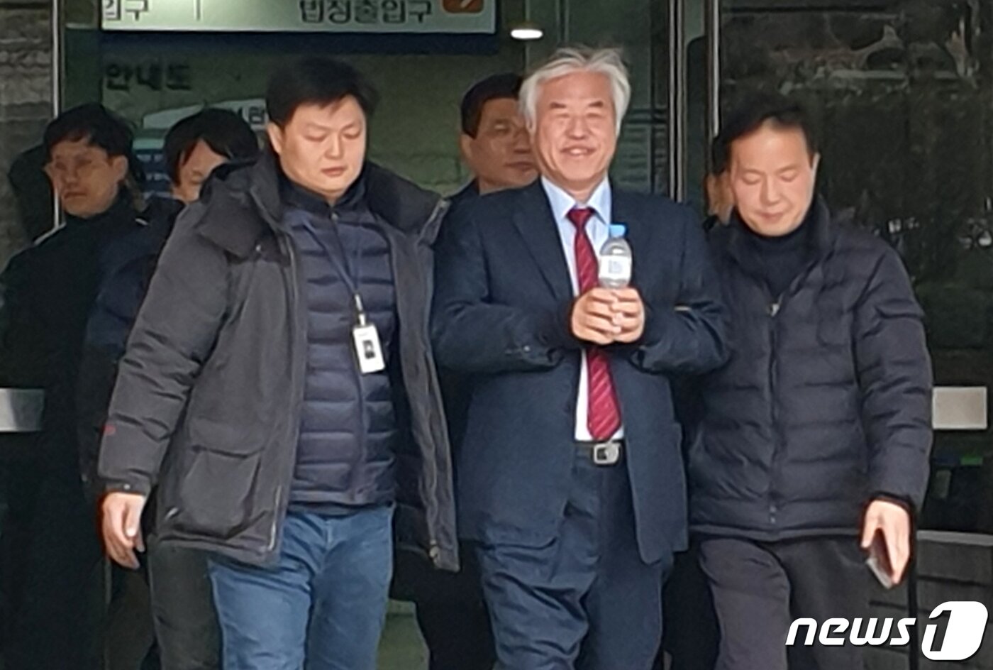 본문 이미지 - 청와대 앞에서 불법집회를 주도한 혐의를 받는 '문재인 하야 범국민투쟁본부'(범투본) 총괄대표 전광훈 목사(한국기독교총연합회 대표회장)가 2일 낮 12시 58분쯤 구속 전 피의자심문(영장실질심사)을 마친 뒤 서울 중앙지법을 빠져나오고 있다. 전 목사는 경찰서 유치장에서 대기하며 영장심사 결과를 기다릴 예정이다. 2020.1.2/뉴스1 ⓒ News1 황덕현 기자
