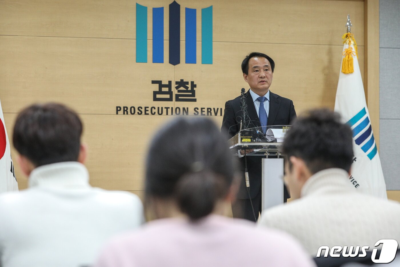 본문 이미지 - 2020년 1월 2일 오후 서울 양천구 남부지방검찰청에서 나병훈 당시 공보관이 국회 &#39;패스트트랙&#39; 관련 국회회의방해 등 사건 수사 결과 발표를 하고 있다. 검찰은 ‘국회 패스트트랙 충돌 사건’을 수사한 결과 황교안 당대표·나경원 전 원내대표 등 자유한국당 의원 14명과 더불어민주당 의원 4명을 2일 불구속 기소했다. 한국당 의원 10명과 민주당 박주민 의원은 약식기소했다. 2020.1.2/뉴스1 ⓒ News1 성동훈 기자