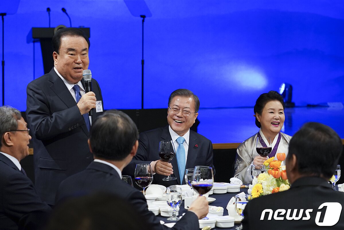 본문 이미지 - 문재인 대통령과 부인 김정숙 여사가 지난 2일 서울 중구 대한상공회의소에서 열린 정부 신년합동인사회에서 문희상 국회의장의 건배사를 듣고 있다. (청와대 제공) 2020.1.2/뉴스1